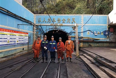 州工投集團(tuán)公司張毅總經(jīng)理到會(huì)鋅公司走基層幫扶慰問(wèn)困難黨員暨益門煤礦調(diào)研、講黨課