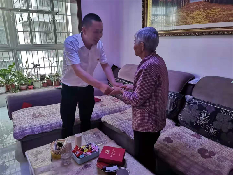 “七一”慰問老黨員 不忘初心送溫暖