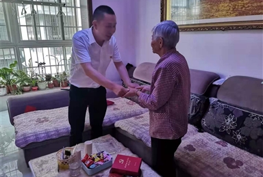 “七一”慰問老黨員 不忘初心送溫暖 ——州工投集團(tuán)黨委開展走訪慰問老黨員、困難黨員活動