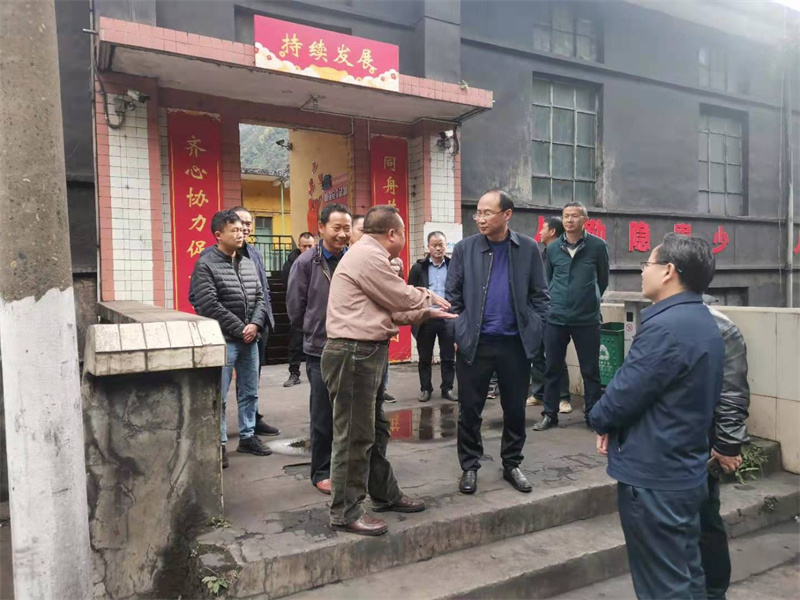 涼山州政府副秘書長巴莫爾夫帶隊赴益門煤礦