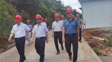 州國資委主任張劍、工投集團黨委書記董事長袁欣赴錦寧礦業(yè)開展汛期防汛防地災(zāi)和安全環(huán)保督導(dǎo)檢查