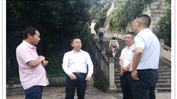 州國(guó)資委主任張劍、涼山工投集團(tuán)黨委書記、董事長(zhǎng)袁欣、總經(jīng)理?xiàng)钤埔恍械揭骈T煤礦開展安全環(huán)保防汛督導(dǎo)檢查