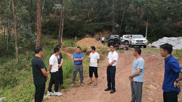 涼山工投集團(tuán)黨委副書記、總經(jīng)理?xiàng)钤茣?huì)同 州、縣水利局領(lǐng)導(dǎo)專家到益門煤礦紙房溝水庫(kù)檢查督導(dǎo)
