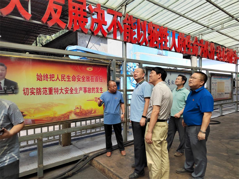 州國資委機關黨總支書記鄭宏楊和涼山工投集團副總經(jīng)理羅世勇一行赴會理鉛鋅、益門煤業(yè)開展
