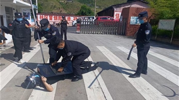 西昌永盛實(shí)業(yè)有限責(zé)任公司 安哈鎮(zhèn)派出所聯(lián)合開展反恐處突演練