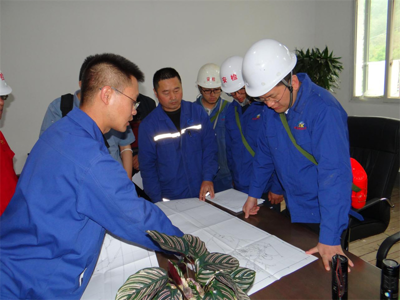 國家礦山局四川監(jiān)察分局等有關(guān)領(lǐng)導到會理鉛鋅檢查督導工作